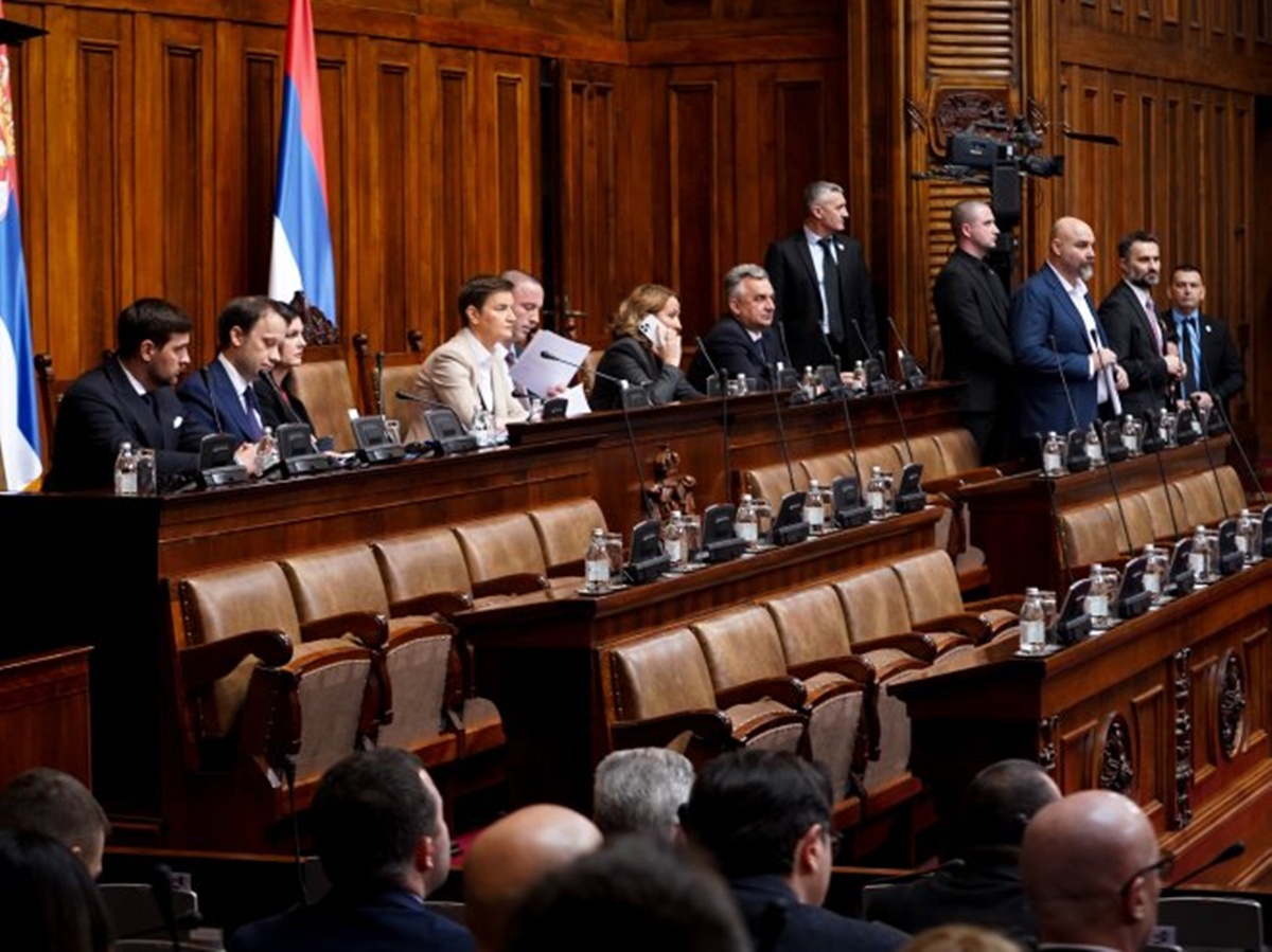 Брнабић: Од шок бомби повријеђене три посланице, међу њима и трудница
