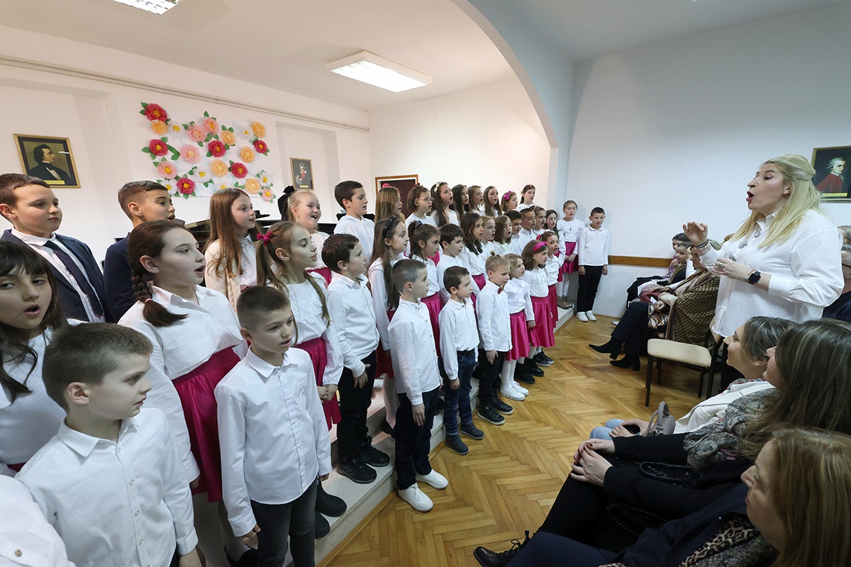 Осмомартовски концерт најмлађих ученика Музичке школе (ФОТО)