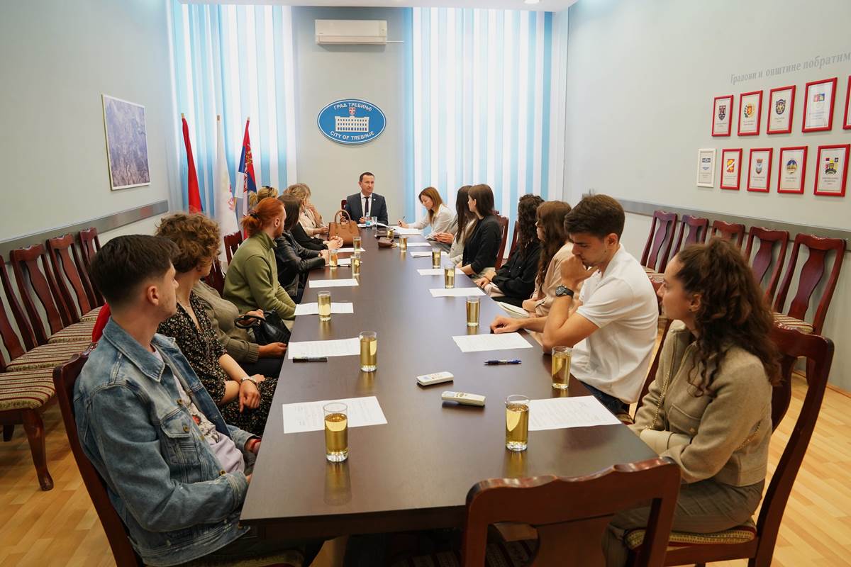 Потписани уговори о стипендирању са 15 успјешних студената
