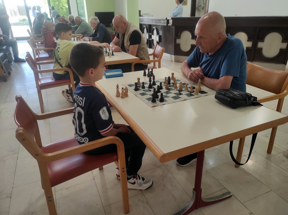 Снаге одмјерили најмлађи и најискуснији љубитељи шаха