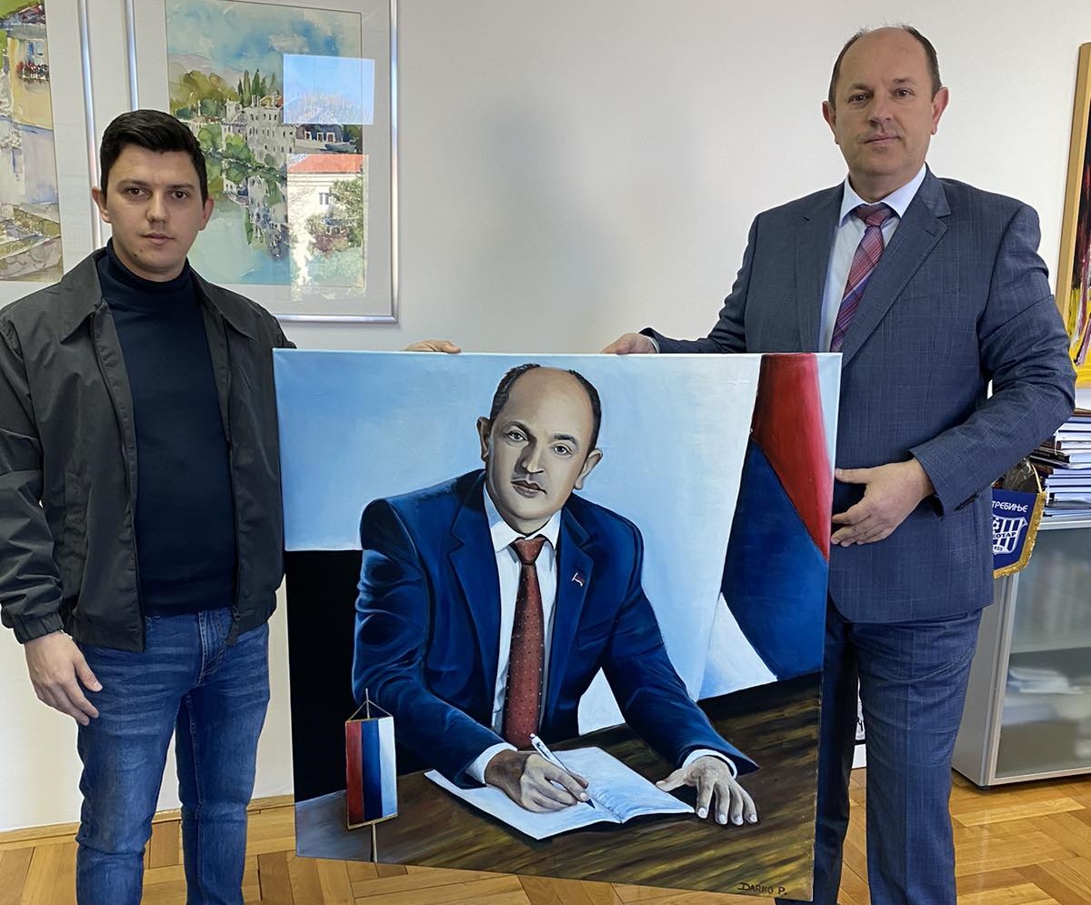 Умјетнички портрет као знак захвалности: Дипломац из Бајине Баште насликао директора ЕРС-а