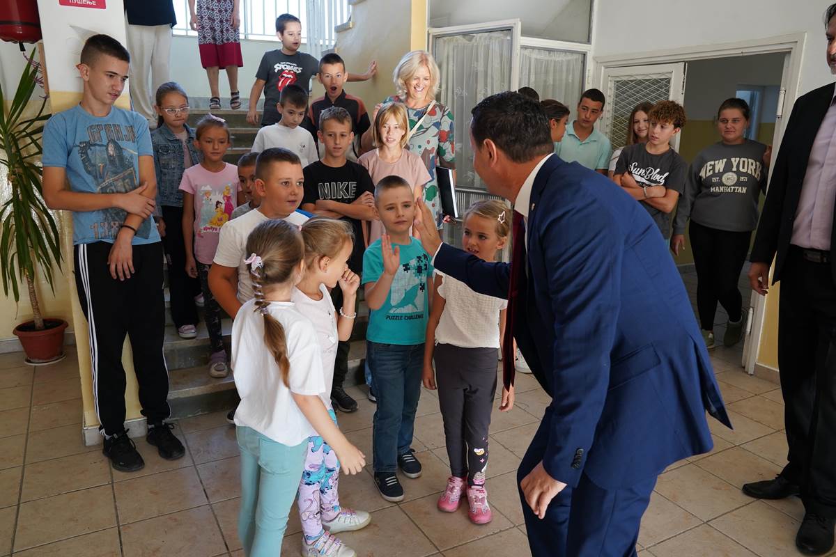 Градоначелник Ћурић посјетио подручне школе у Петровом пољу, Дражин долу, Љубомиру и Ластви