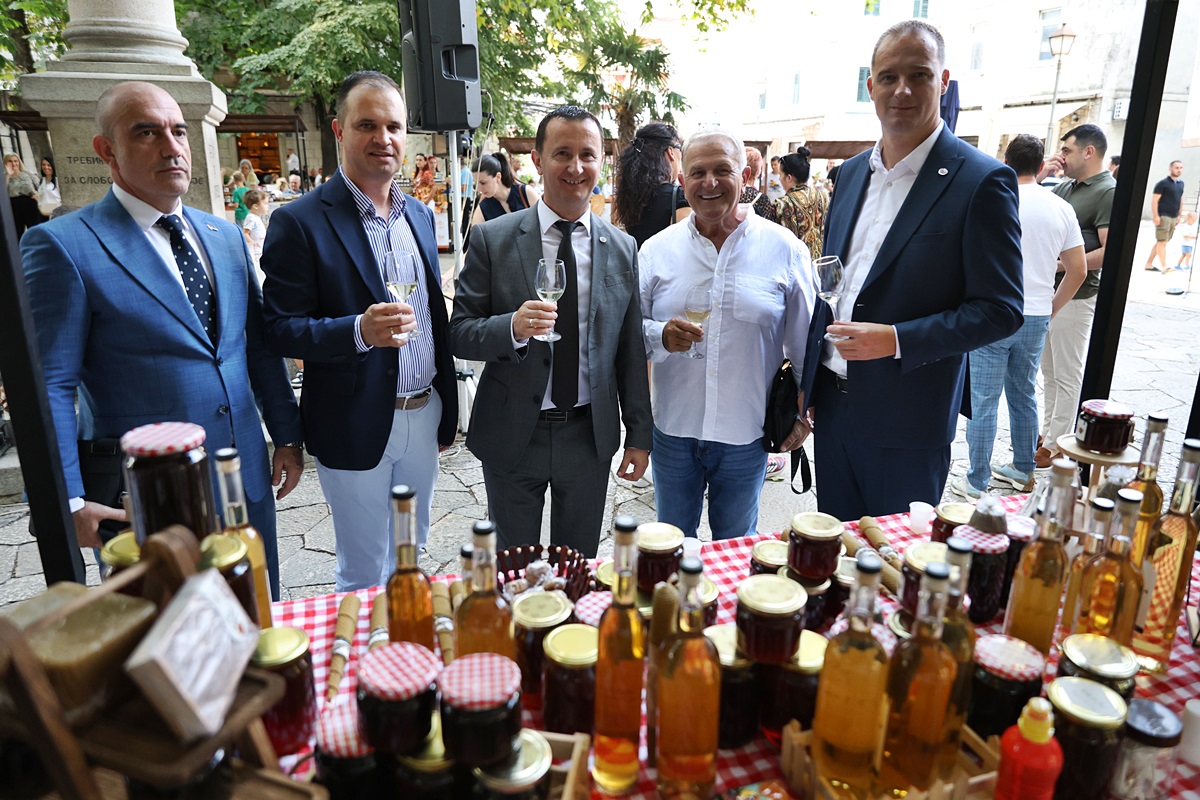 Počele preobraženske svečanosti u Trebinju: Otvoren 18. Sajam meda i vina (FOTO)