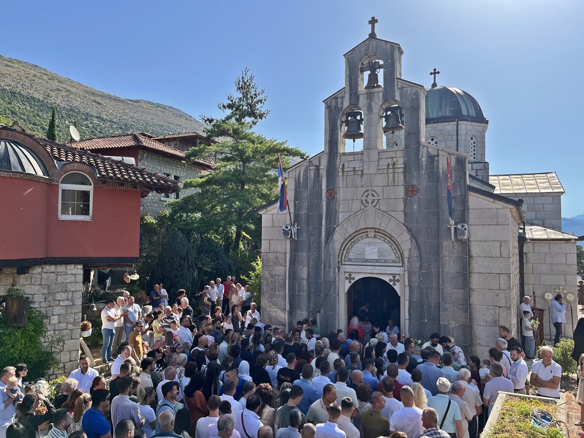 Manastir Tvrdoš proslavlja krsnu slavu - Uspenije Presvete Bogorodice  (VIDEO)