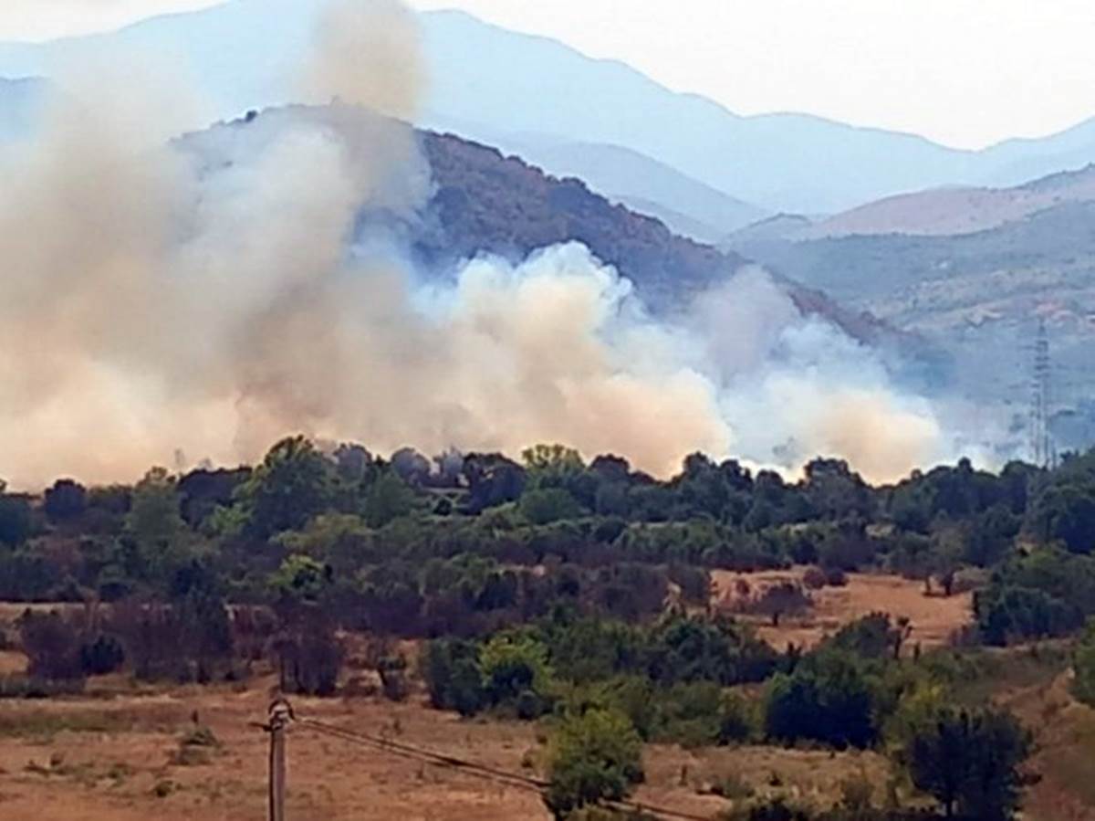 Nakon četvoročasovne borbe vatrogasaca i mještana lokalizovan požar kod Trebinja (VIDEO)