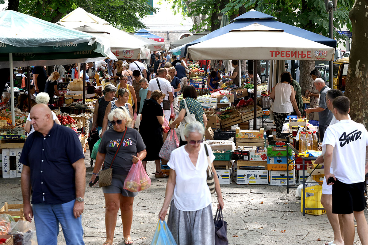 Недјељна шетња кроз Требиње (ФОТО)