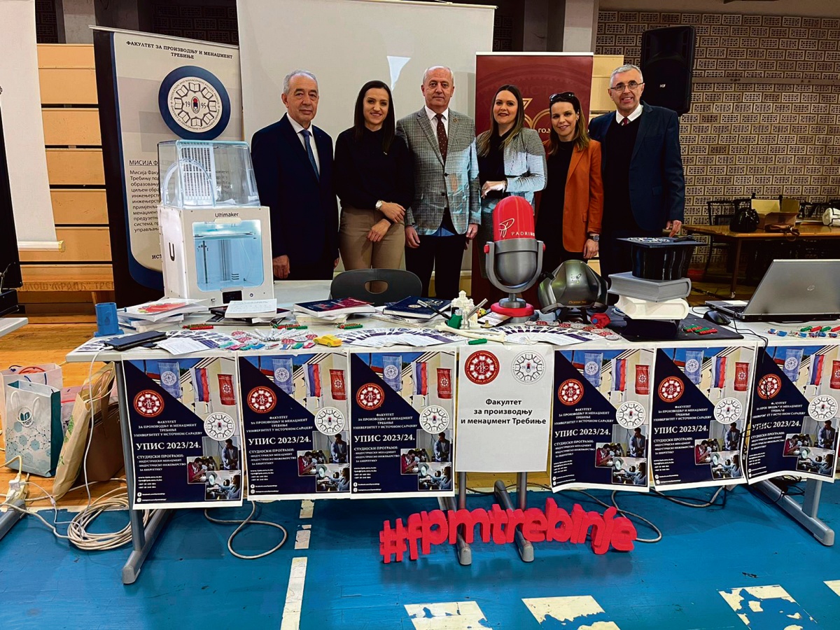 Slika sa kolegama i rektorom, sa dana otvorenih vrata UIS.jpg (511 KB)