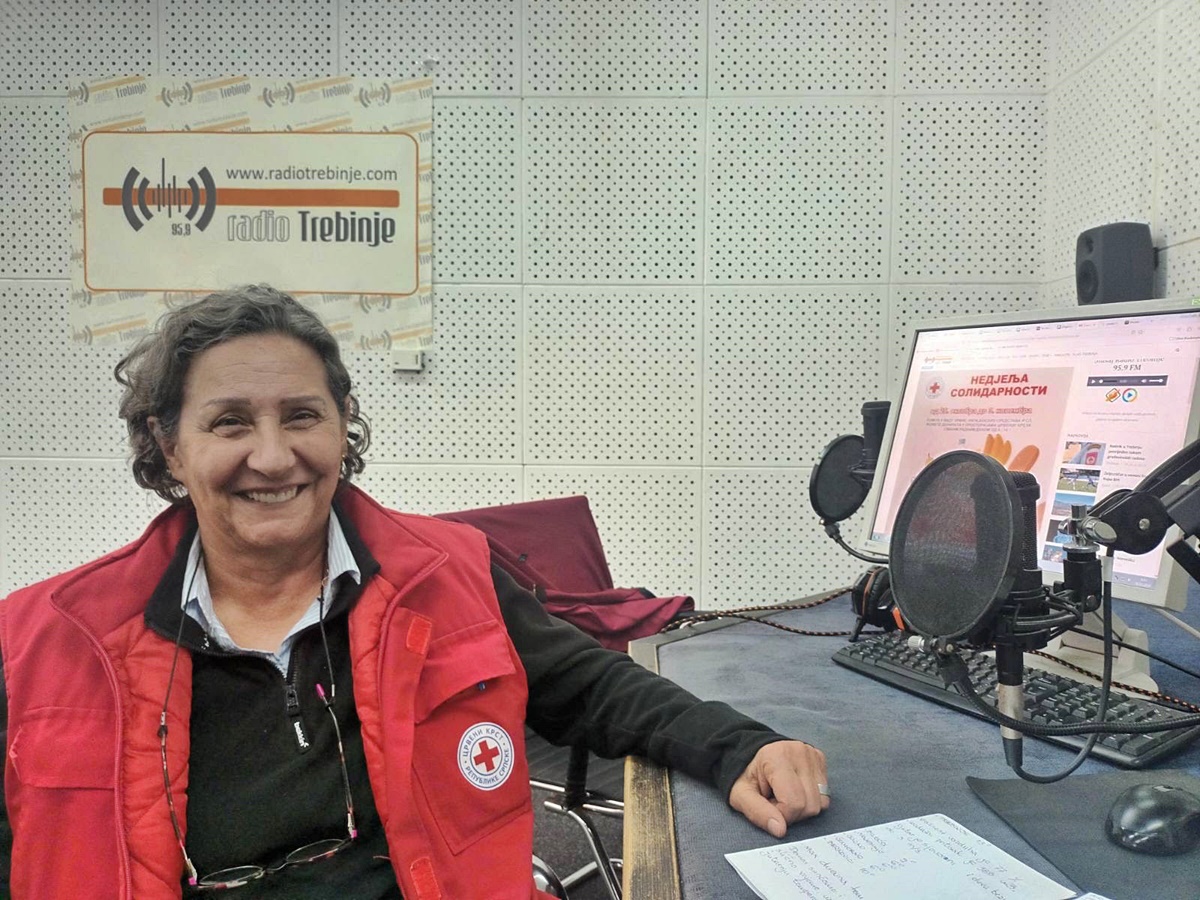 Tema jutra: O akcijama „Nedjelja solidarnosti“, „Paketić za ljepši osmijeh“ i brojnim aktivnostima Crvenog krsta sa Maricom Tomović (AUDIO)