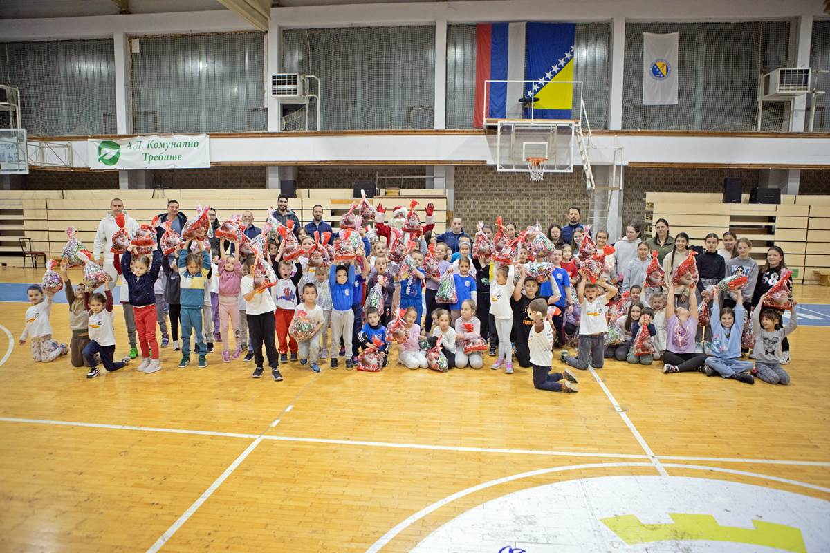 Djed Mraz i paketići za kraj godine u Školi sporta SD „Leotar“