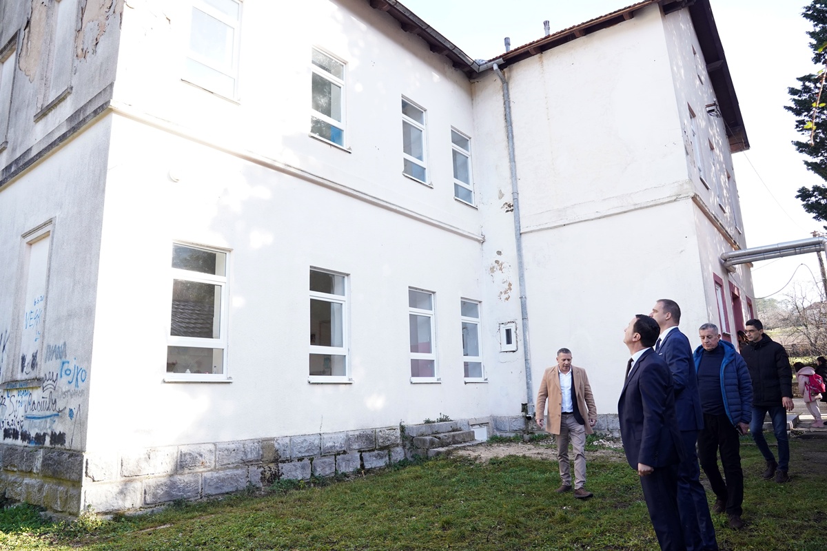 DSC07662-min.JPG (319 KB)