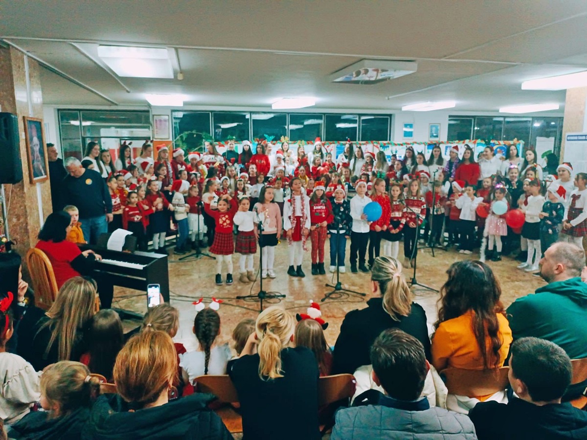 Učenici škole „Vuk Karadžić“ priredili novogodišnju priredbu