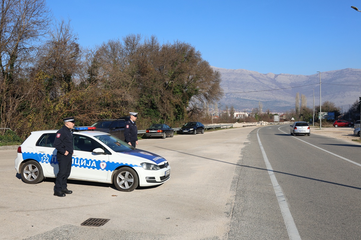 Pripadnici MUP-a širom Srpske, u znak solidarnosti sa ubijenim Radenkom Bašićem, upalili rotaciona svjetla