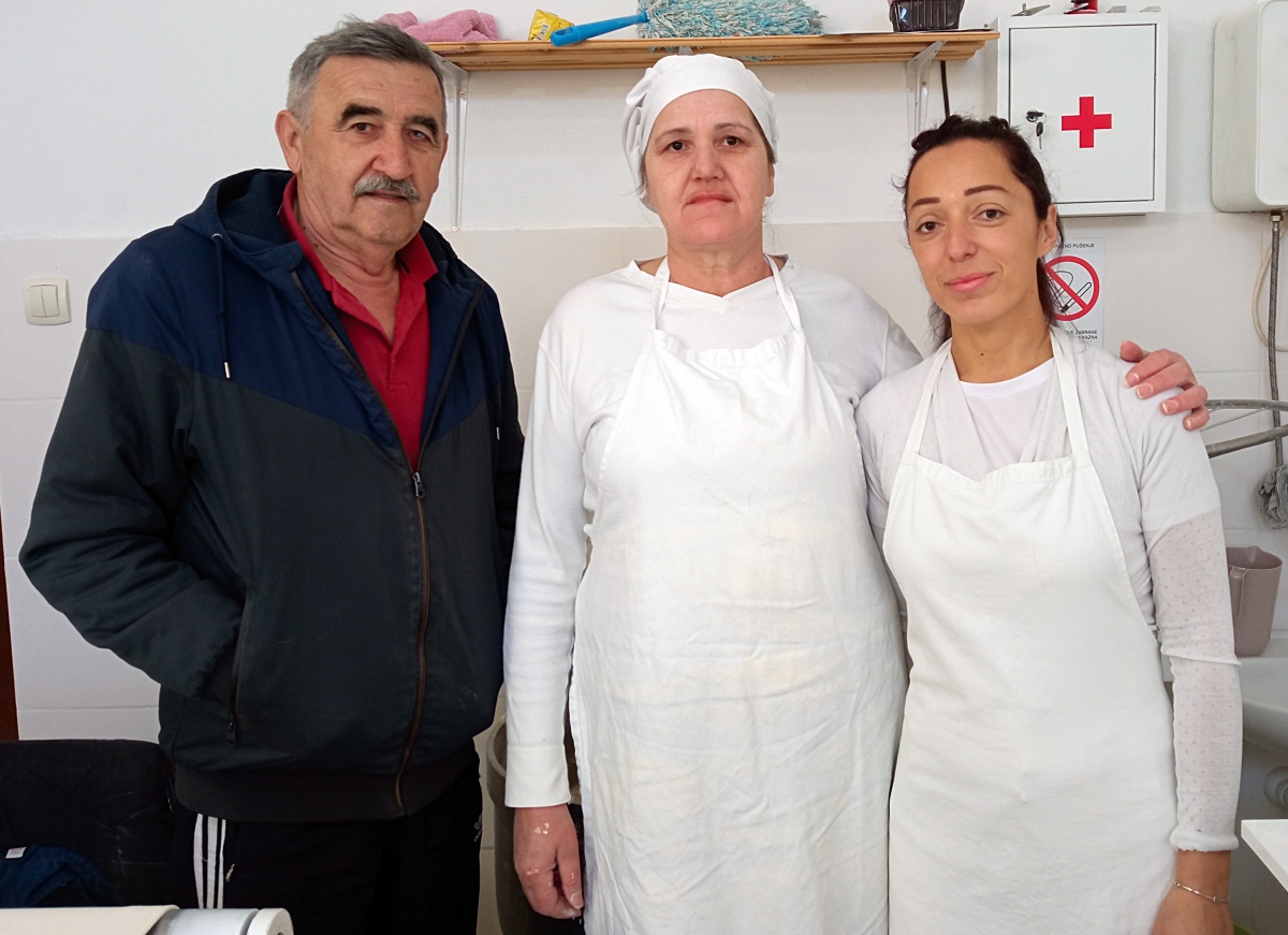 Љубиша, Дуња и Дијана су тим који ствара најбоље коре за питу.jpg (265 KB)