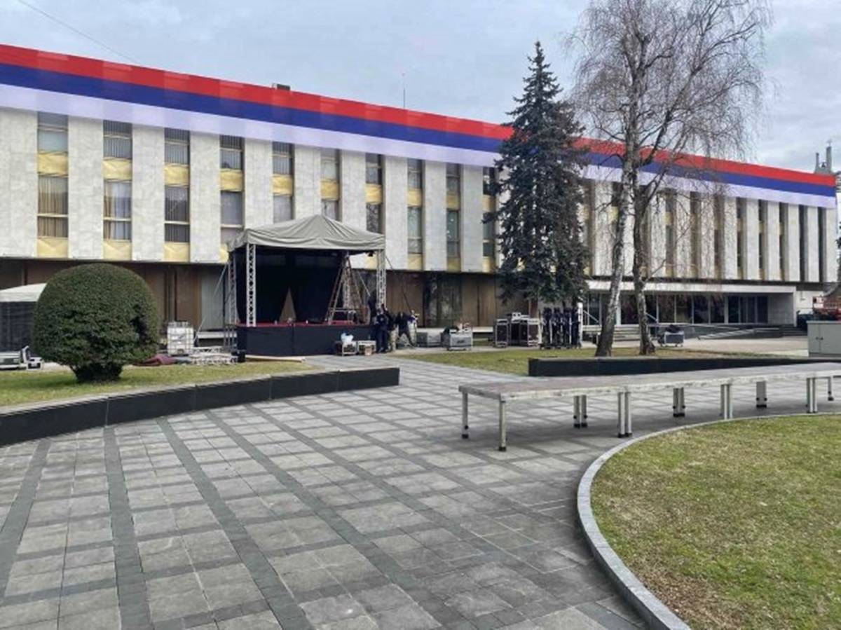 Припреме испред Народне скупштине - митинг подршке институцијама и предсједнику Српске 