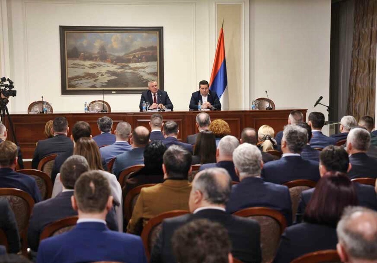 Састанак представника Владе са свим начелницима и градоначелницима