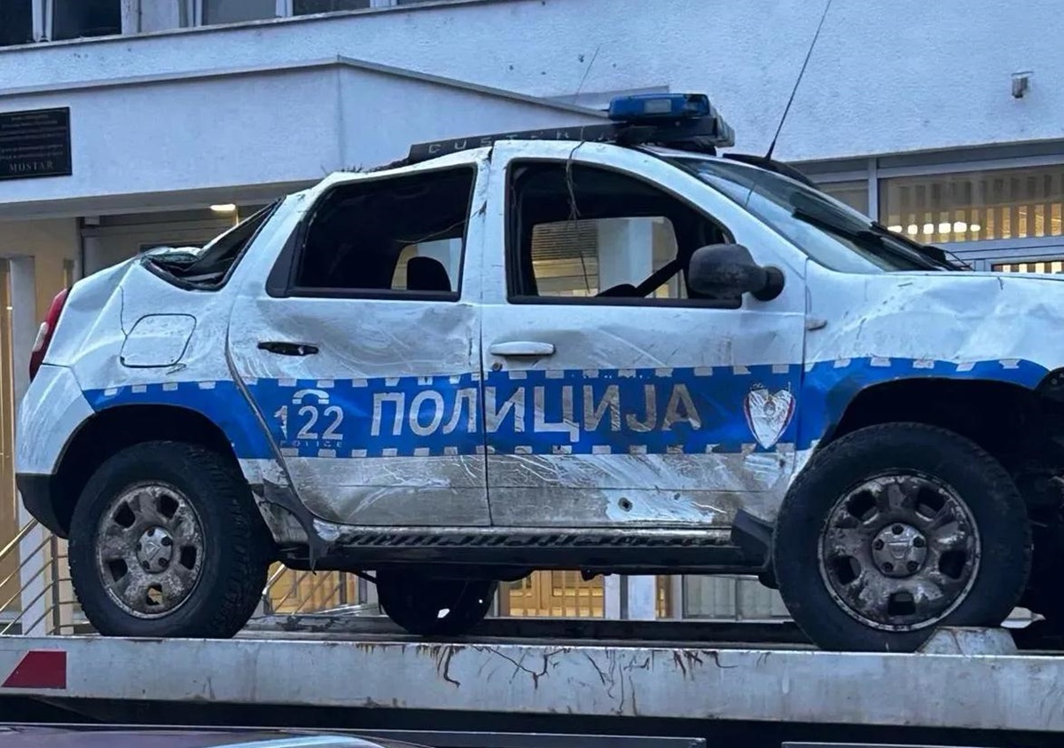 Ухапшен Невесињац: На полицију бацио ручну бомбу, отео полицијски аутомобил и слупао га