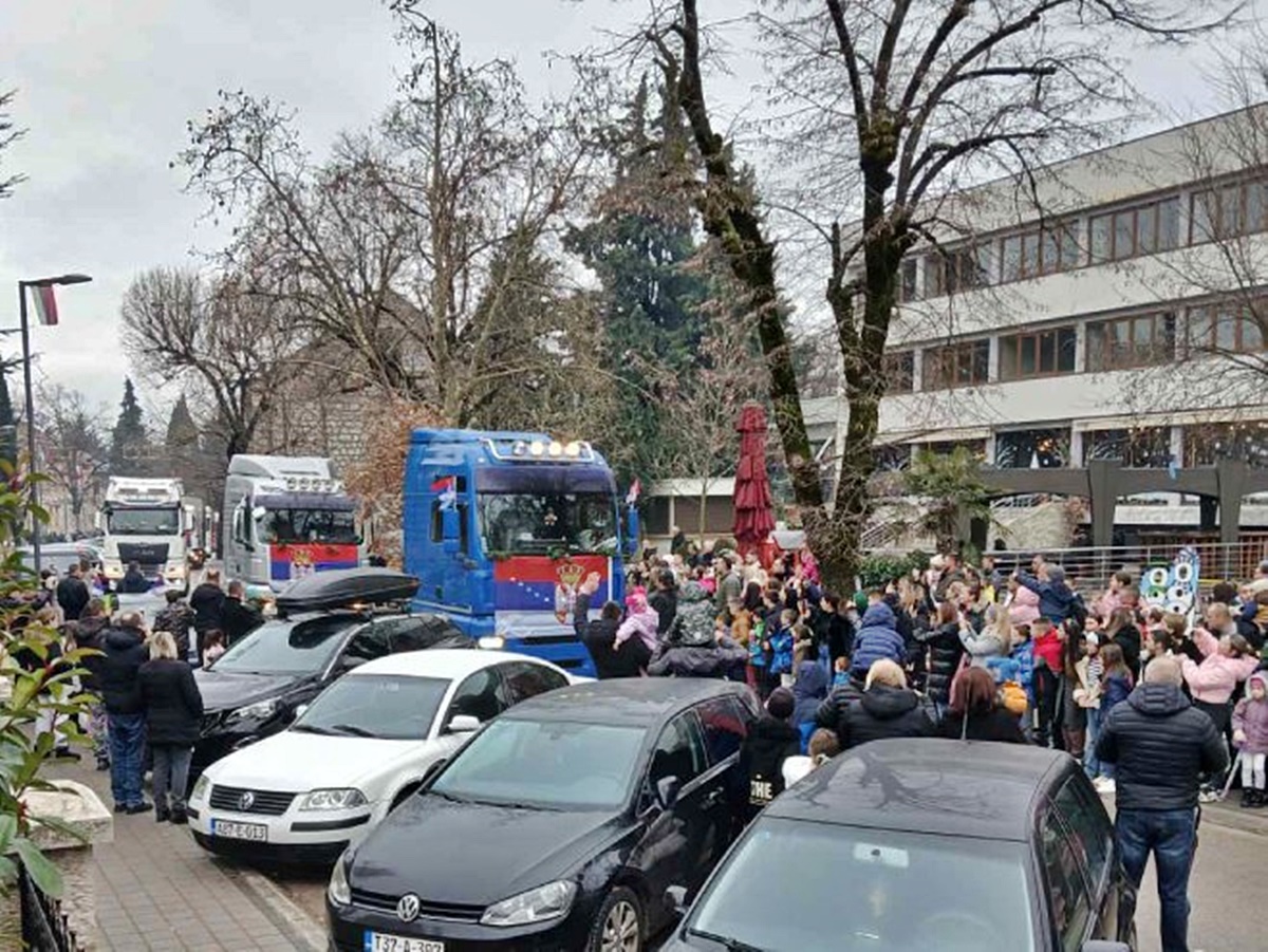 Бадњи дан у Билећи: Дефиле камиона окићених бадњацима и заставама