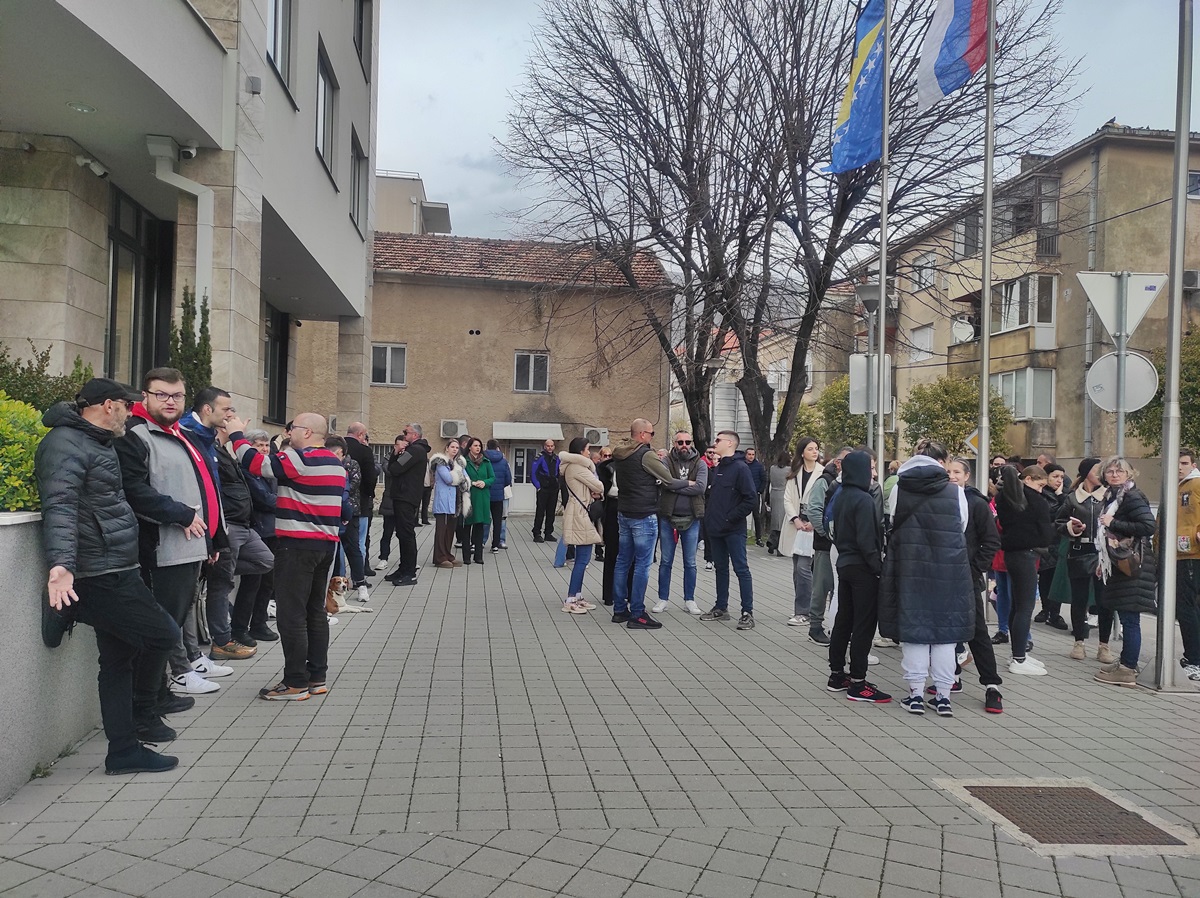 Мирно окупљање грађана након напада на малољетника у Требињу
