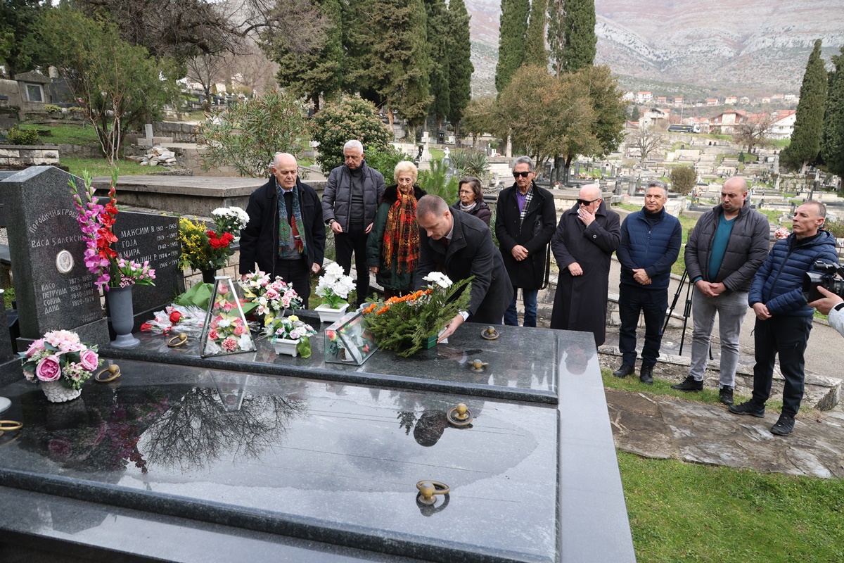Положено цвијеће поводом 32 године од смрти Срђана Алексића