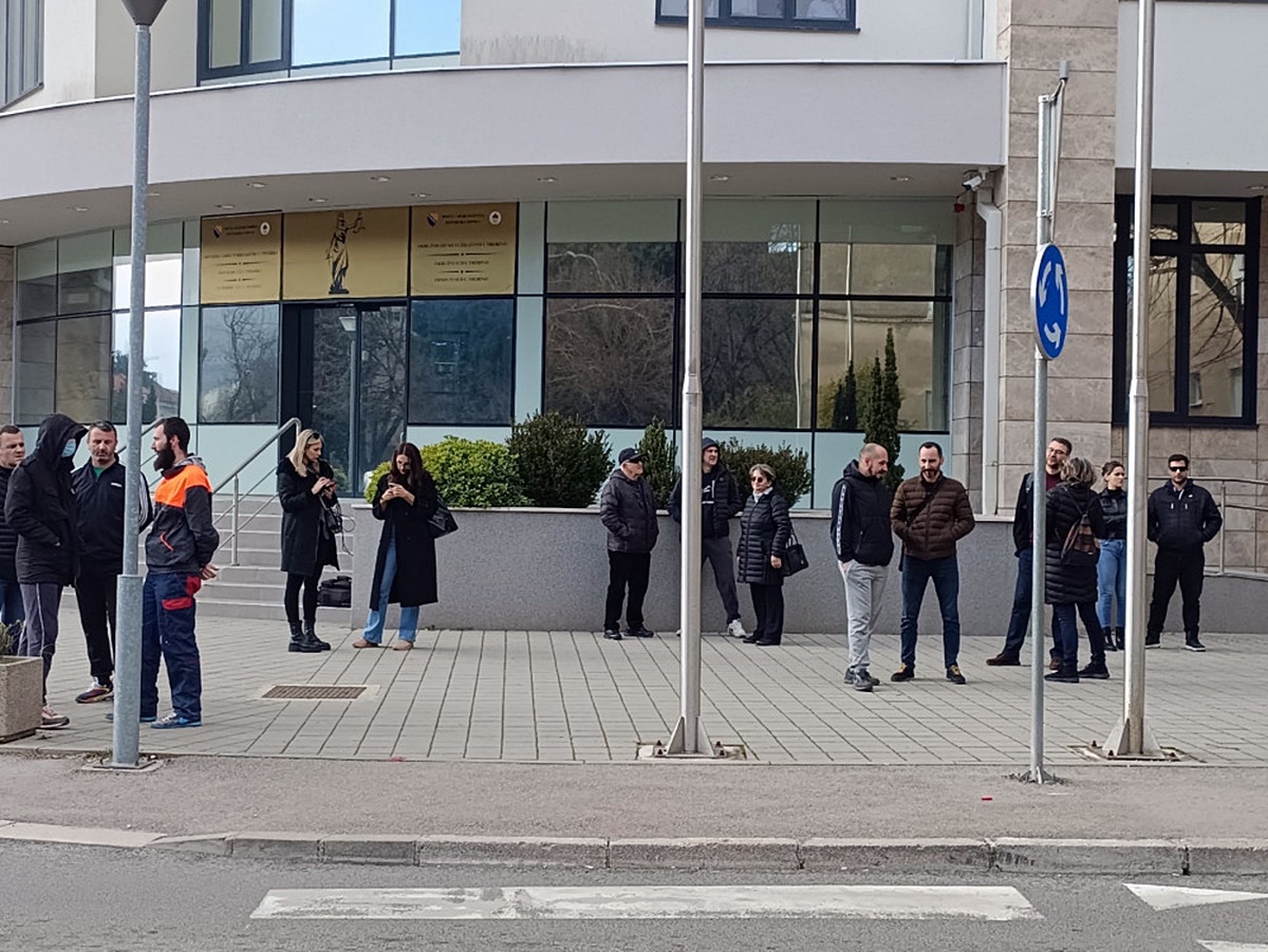 Спонтано окупљање у Требињу због претученог тинејџера