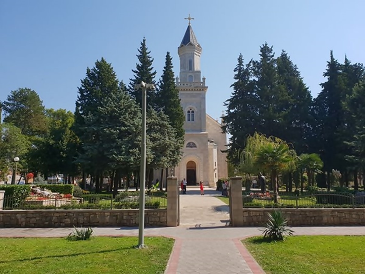 Митрополит: Реаговати најстрожијим мјерама због бруталног пребијања дјечака