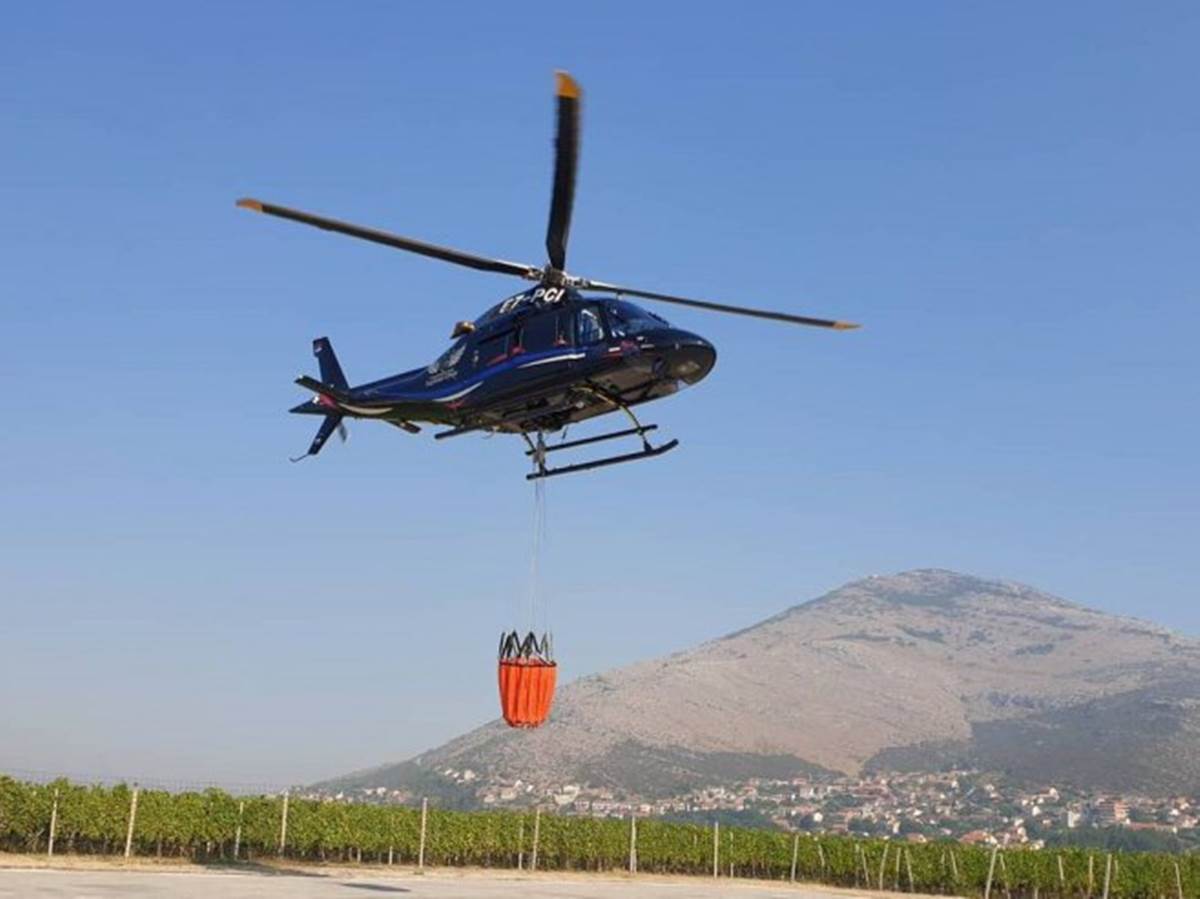 MUP Srpske uputio helikopter za gašenje požara kod Trebinja