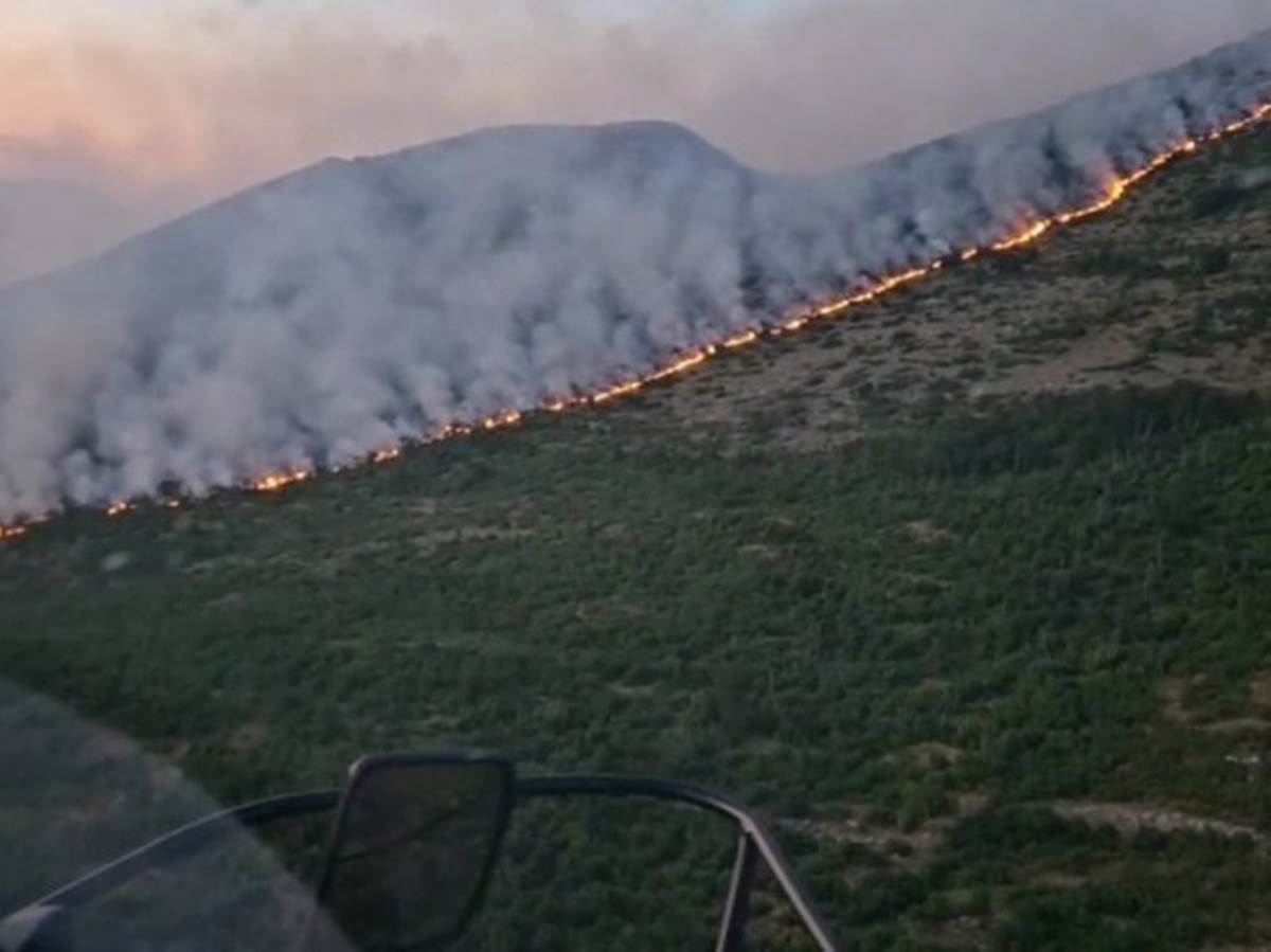 Helikopter MUP-a Srpske učestvovao u gašenju požara kod Trebinja 
