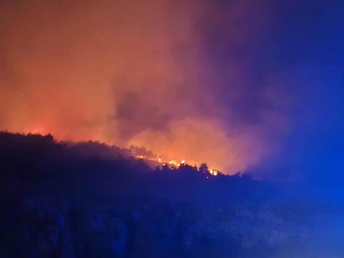 Vatra došla do sela Staro Slano
