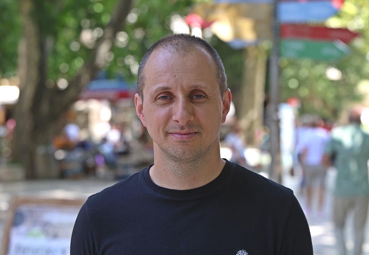 УПОЗНАВАЊЕ: Интригантна комедија на штиклама