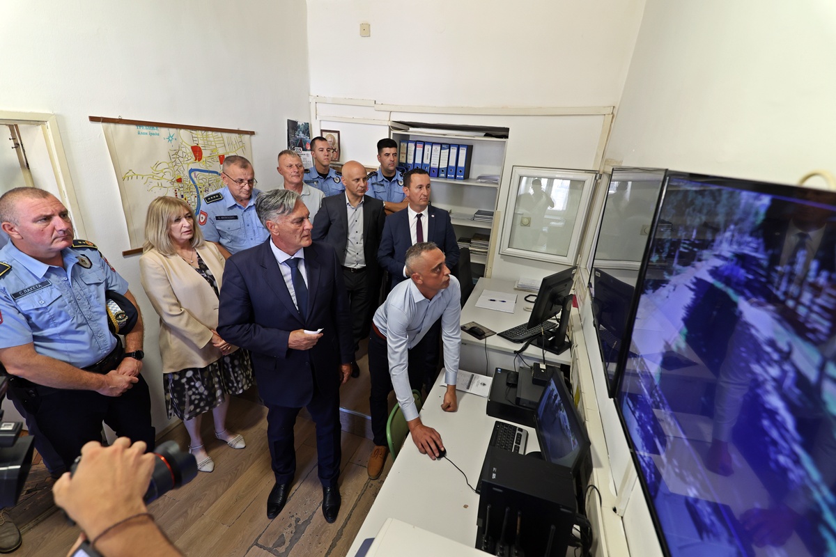 J32A6314.JPG (325 KB)