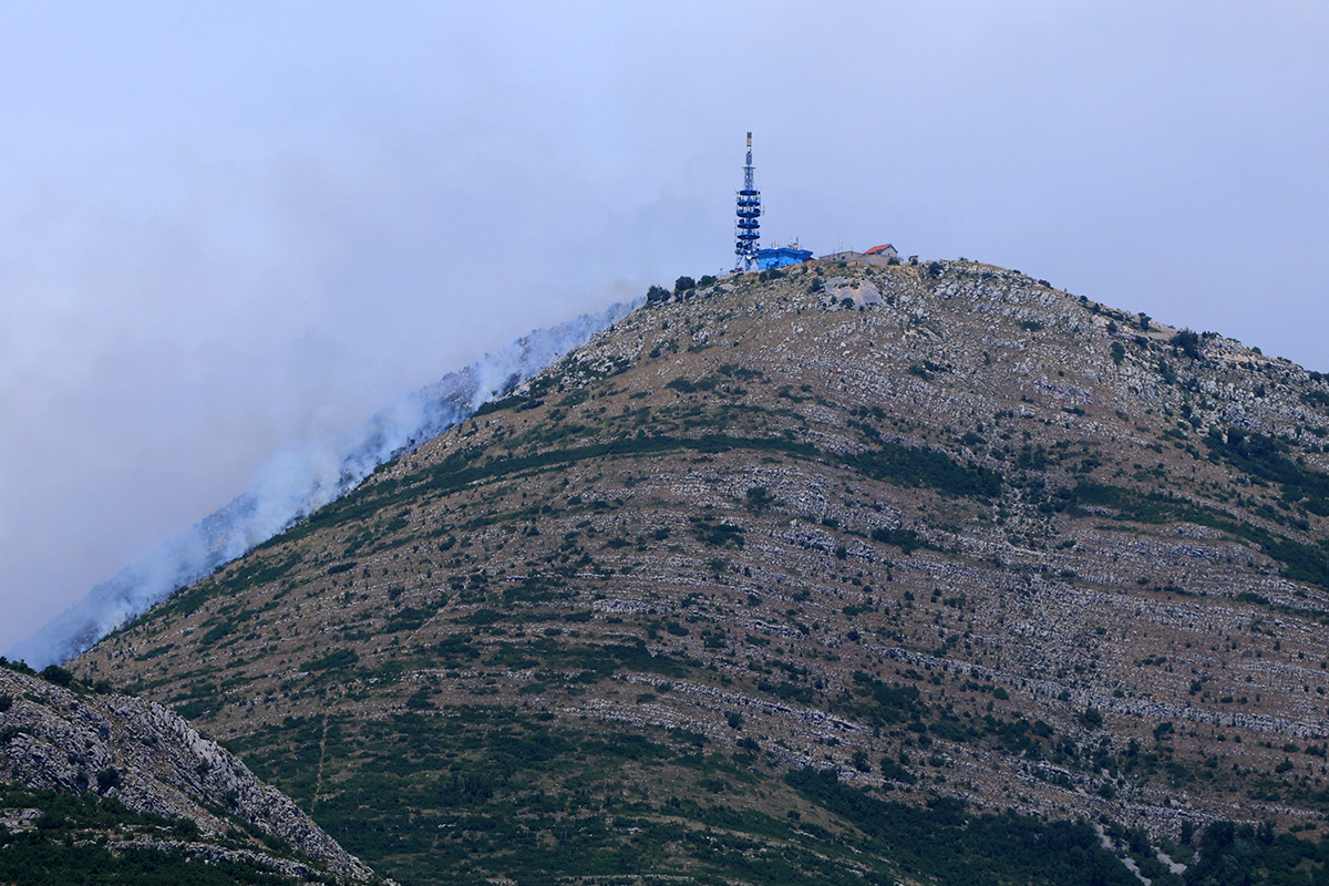 Gori sjeverna strana Leotara: Helikopter izbacio 50 hiljada litara vode na požarište
