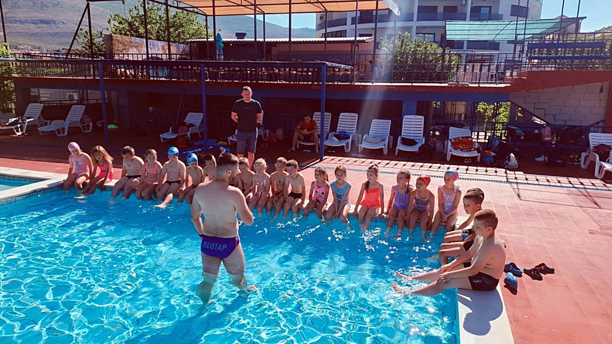 У школи пливања ове године 98 гатачких малишана