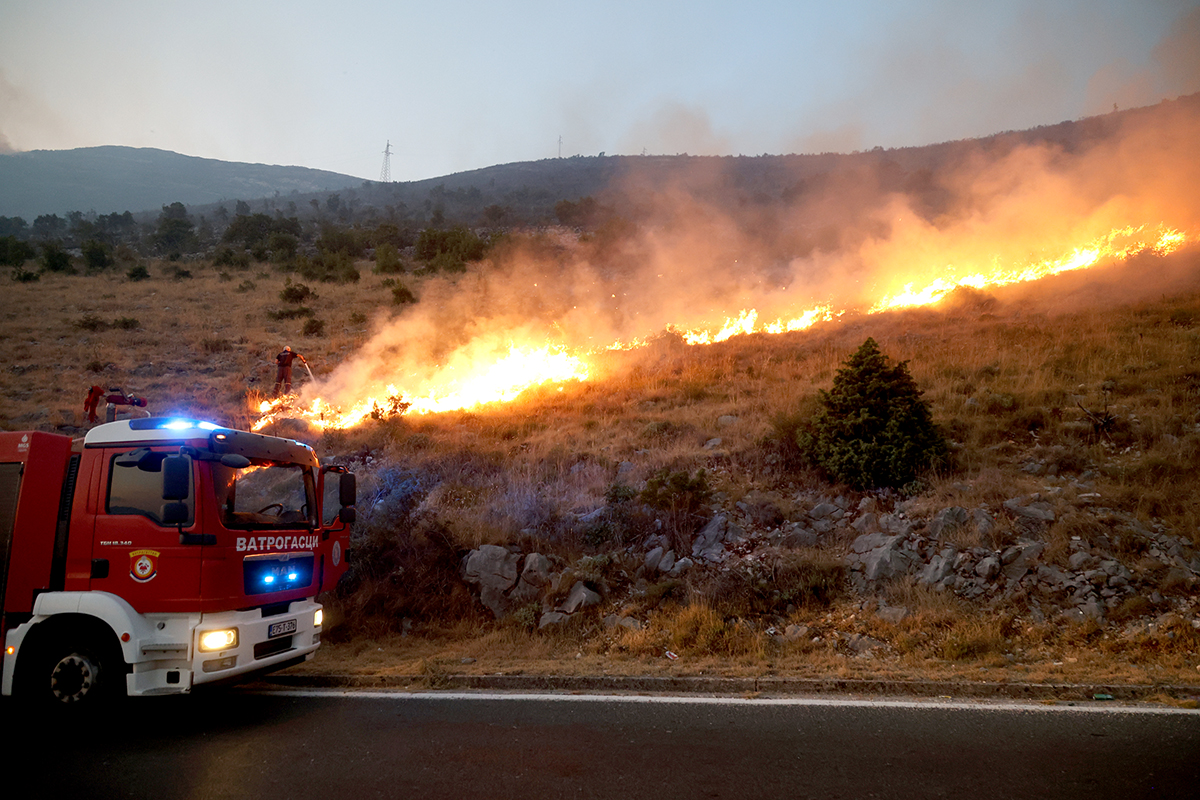 Otežan saobraćaj na ulazu u Trebinje, vatra prijeti (FOTO)