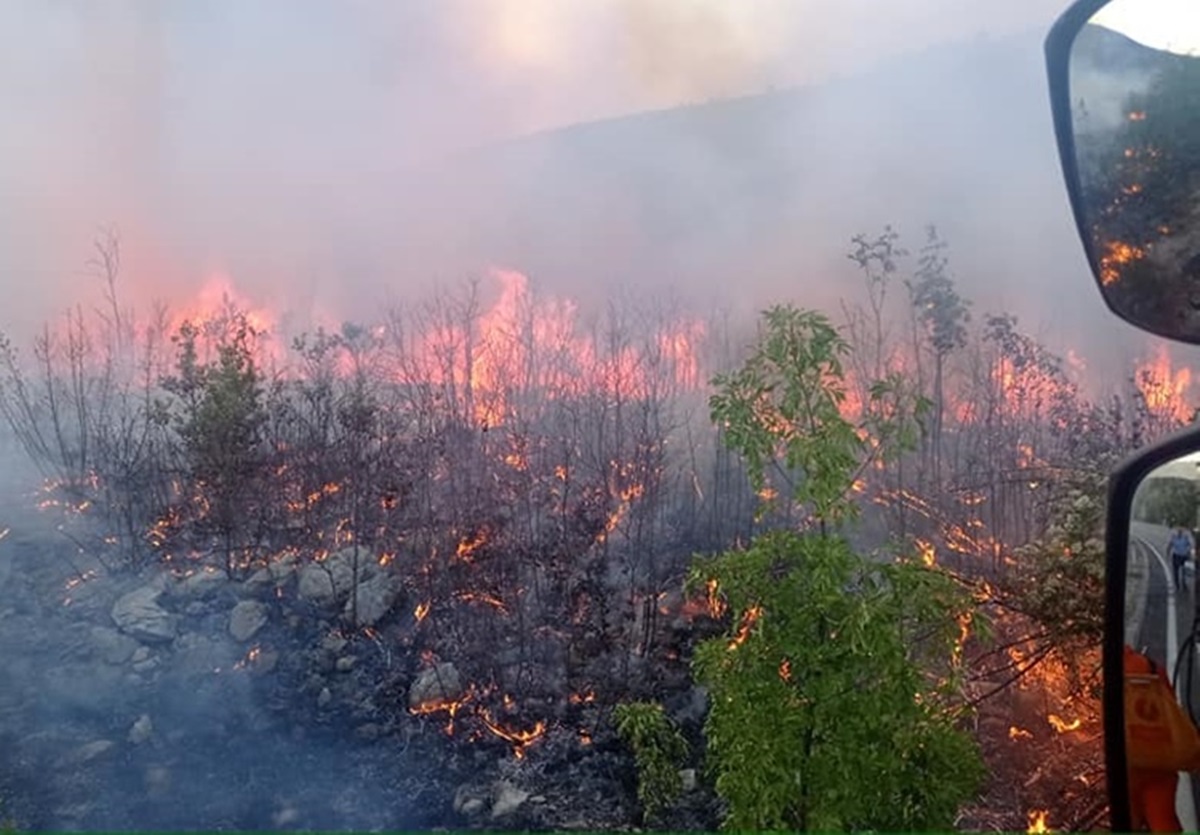 У Билећи избила два пожара, куће за сада нису угрожене