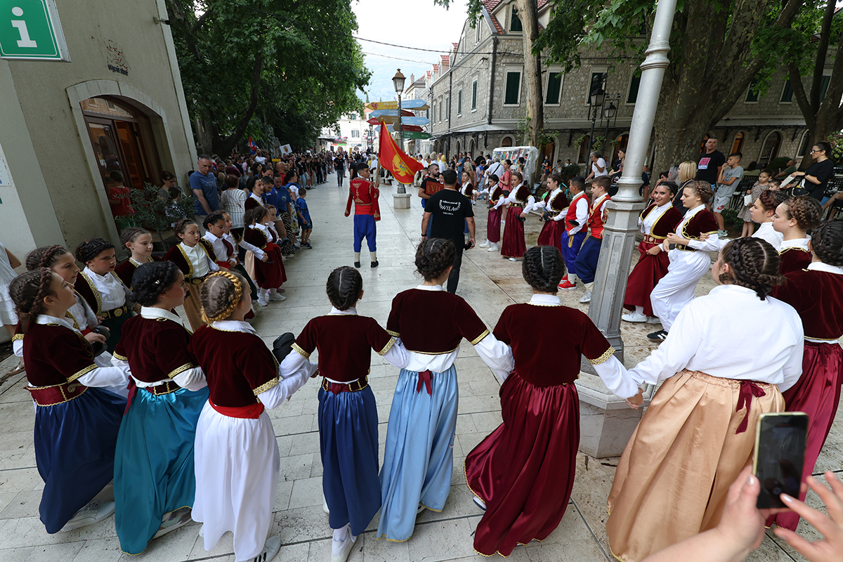    Otvoren 12. Međunarodni festival folklora „Večeri folklora pored Trebišnjice“(FOTO)