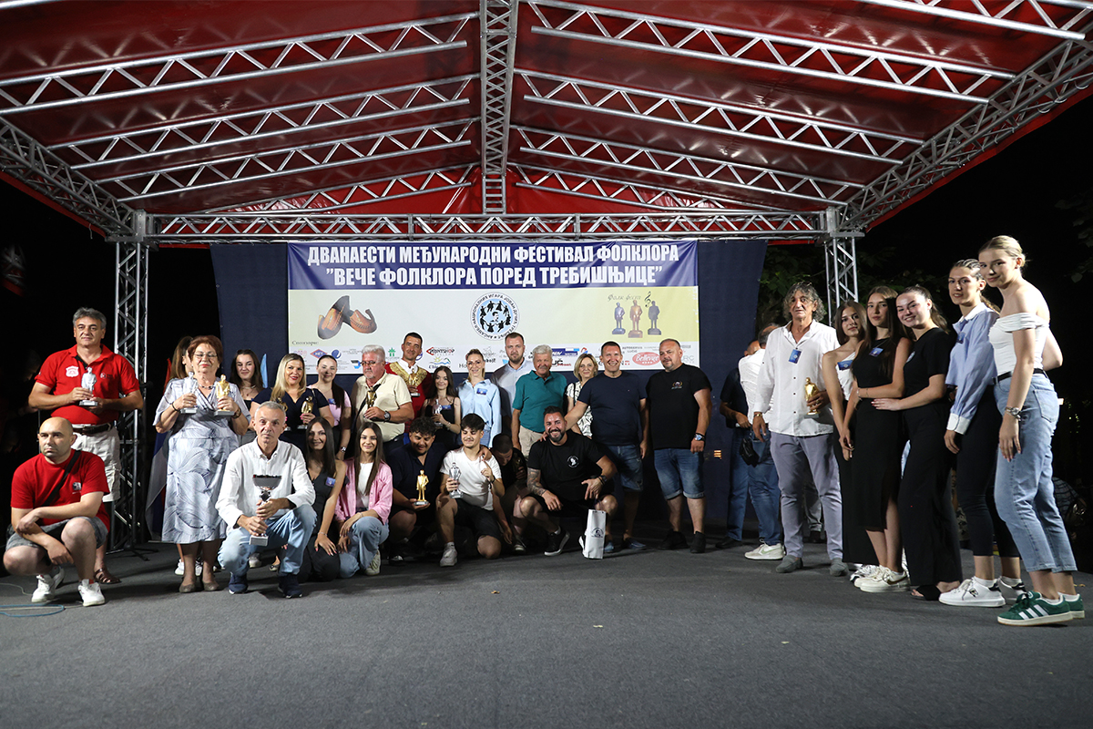 Završen festival folklora: Kulturno-umjetničkom društvu „Stevan Knićanin“ pehar u znak sjećanja na Maju Ristić (FOTO)