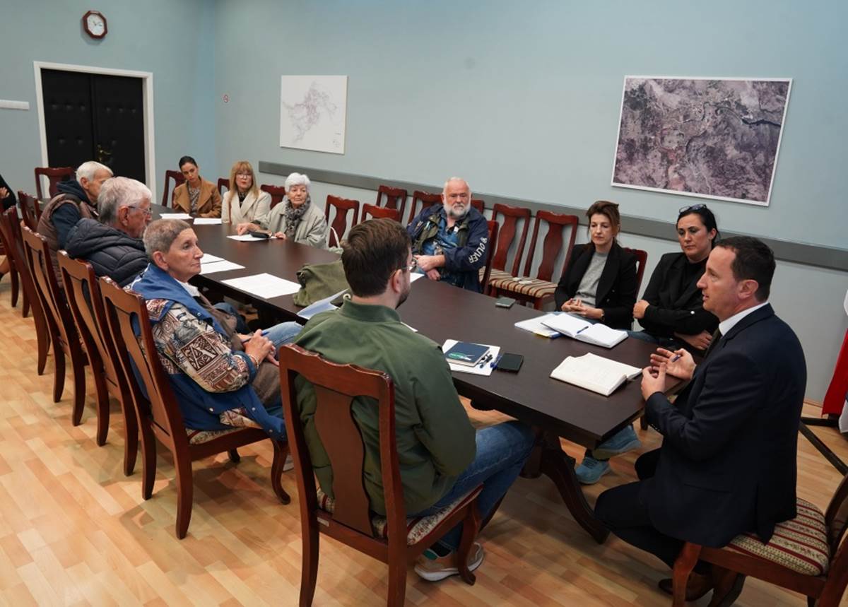 DSC06227-min.jpg (103 KB)