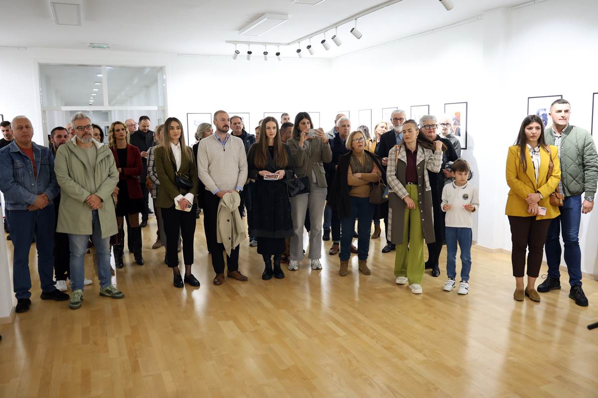 J32A1882.JPG (129 KB)