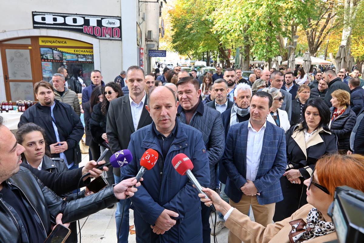 J32A2125.JPG (211 KB)