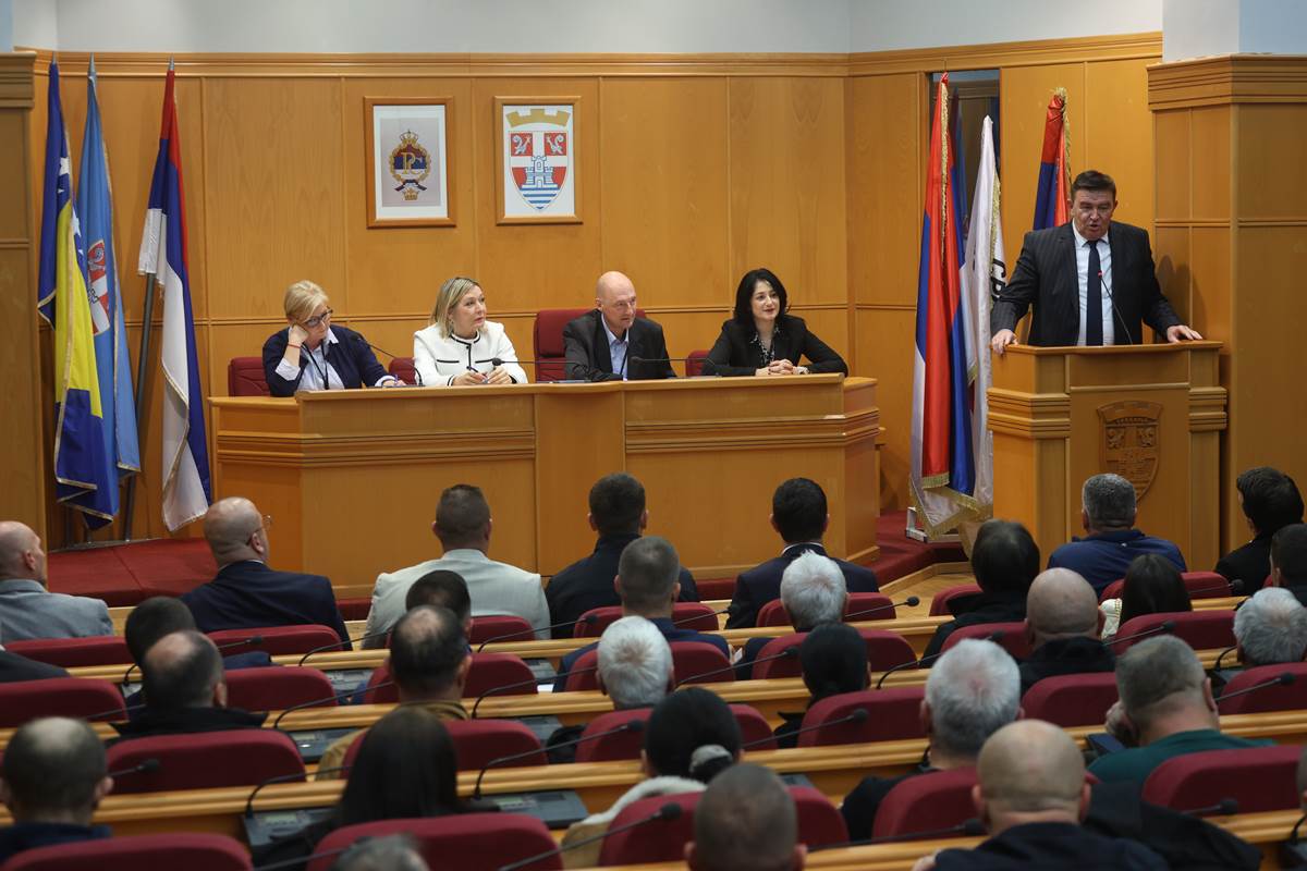 J32A2428.JPG (133 KB)