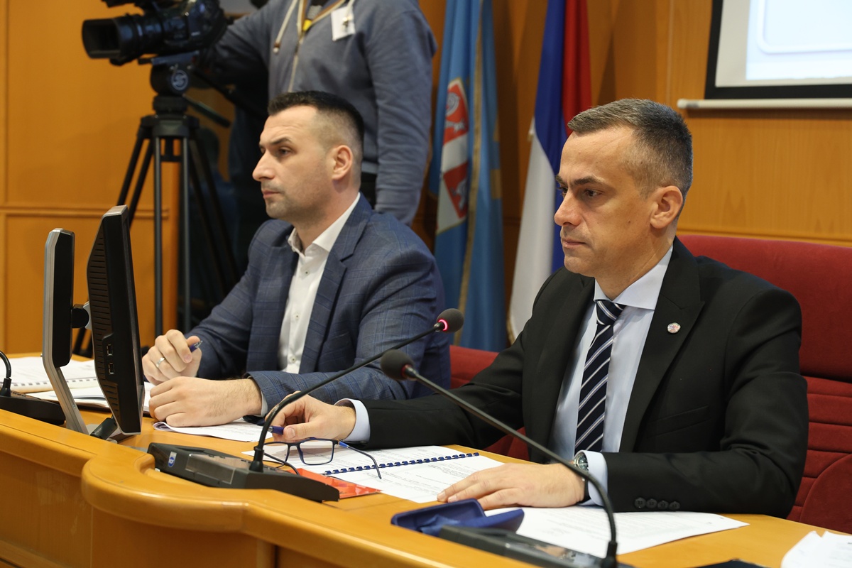 J32A3938.JPG (281 KB)