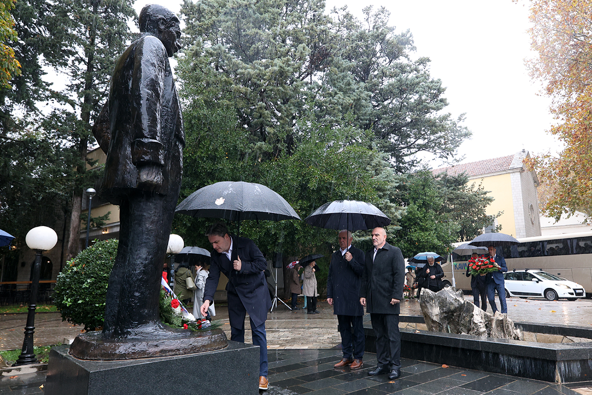 Polaganje cvijeca.jpg (1.12 MB)