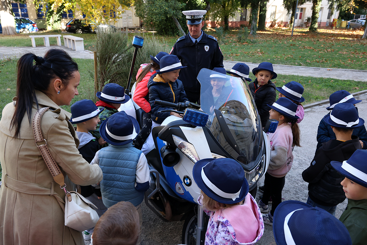 Policija 2.jpg (1009 KB)