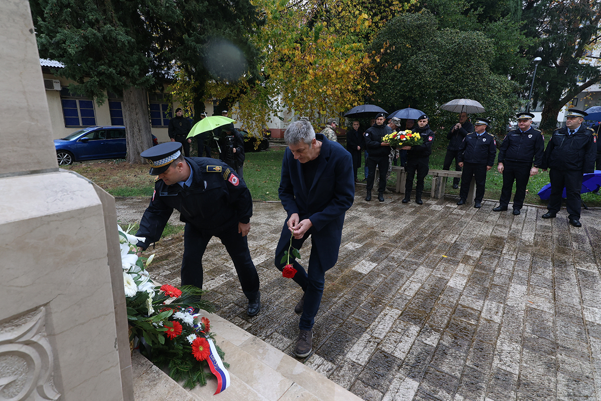 Policija slava 4.jpg (1.07 MB)