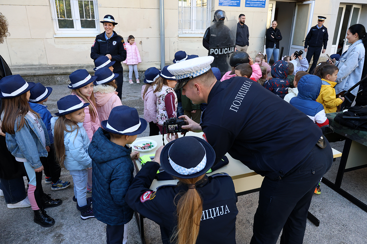 Policija.jpg (912 KB)