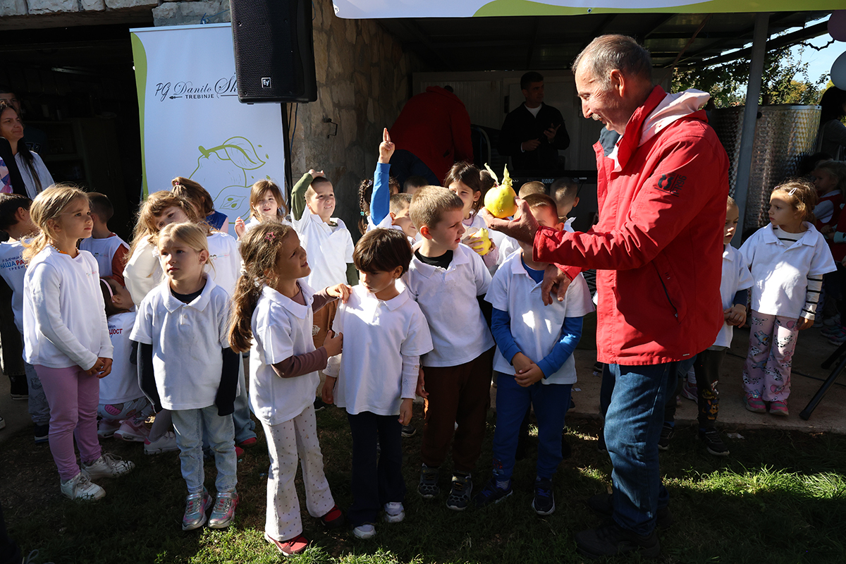 Dunjar Danilo Škero počeo berbu sa mališanima iz Hercegovine (FOTO)