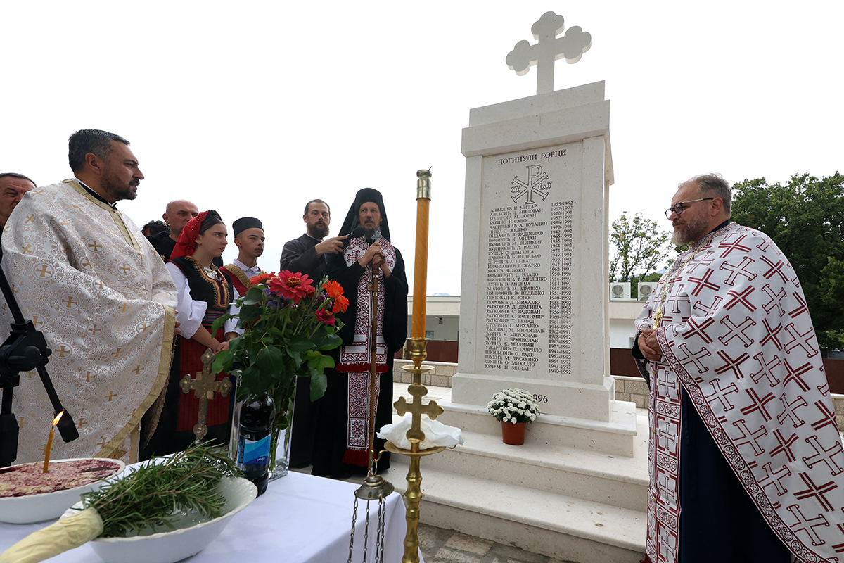 Освештан споменик борцима ВРС у насељу Горица