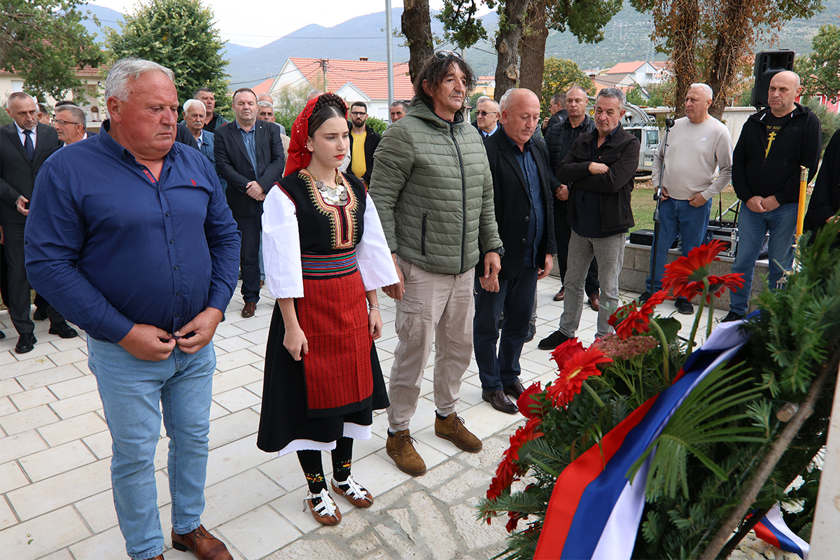 Spomenik14.jpg (1.07 MB)
