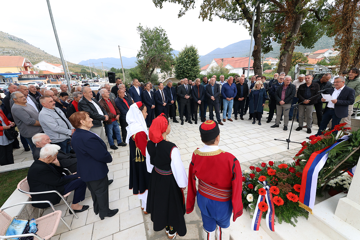 Spomenik19.jpg (1.02 MB)