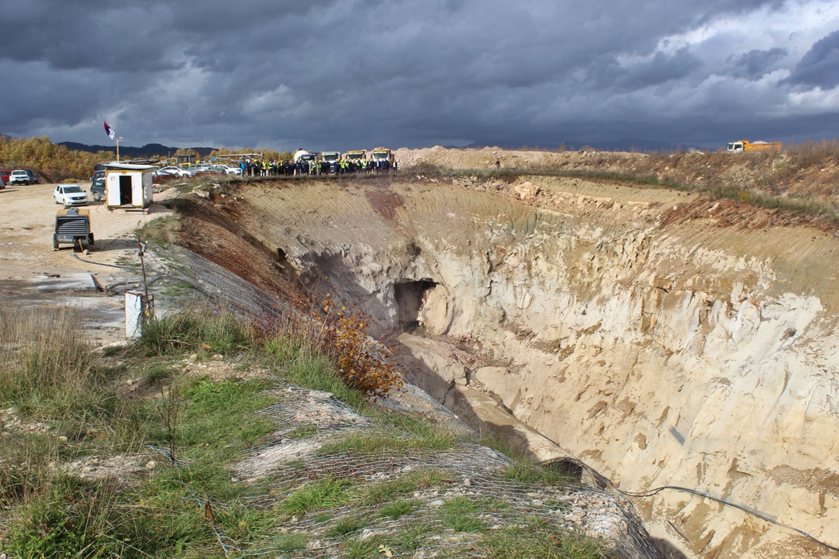 tunel 1 radio-1.JPG (444 KB)